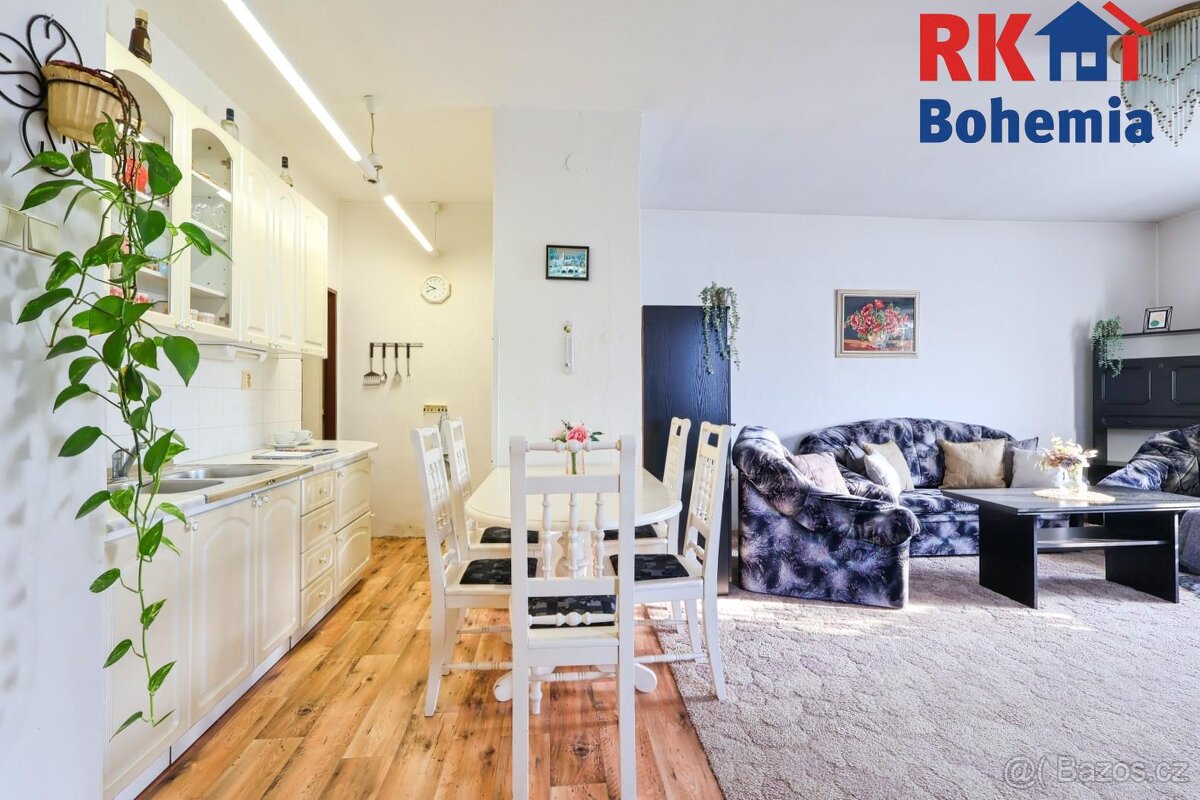 Nabízím k prodeji 2 rodinné domy s velkým pozemkem v obci By - 19