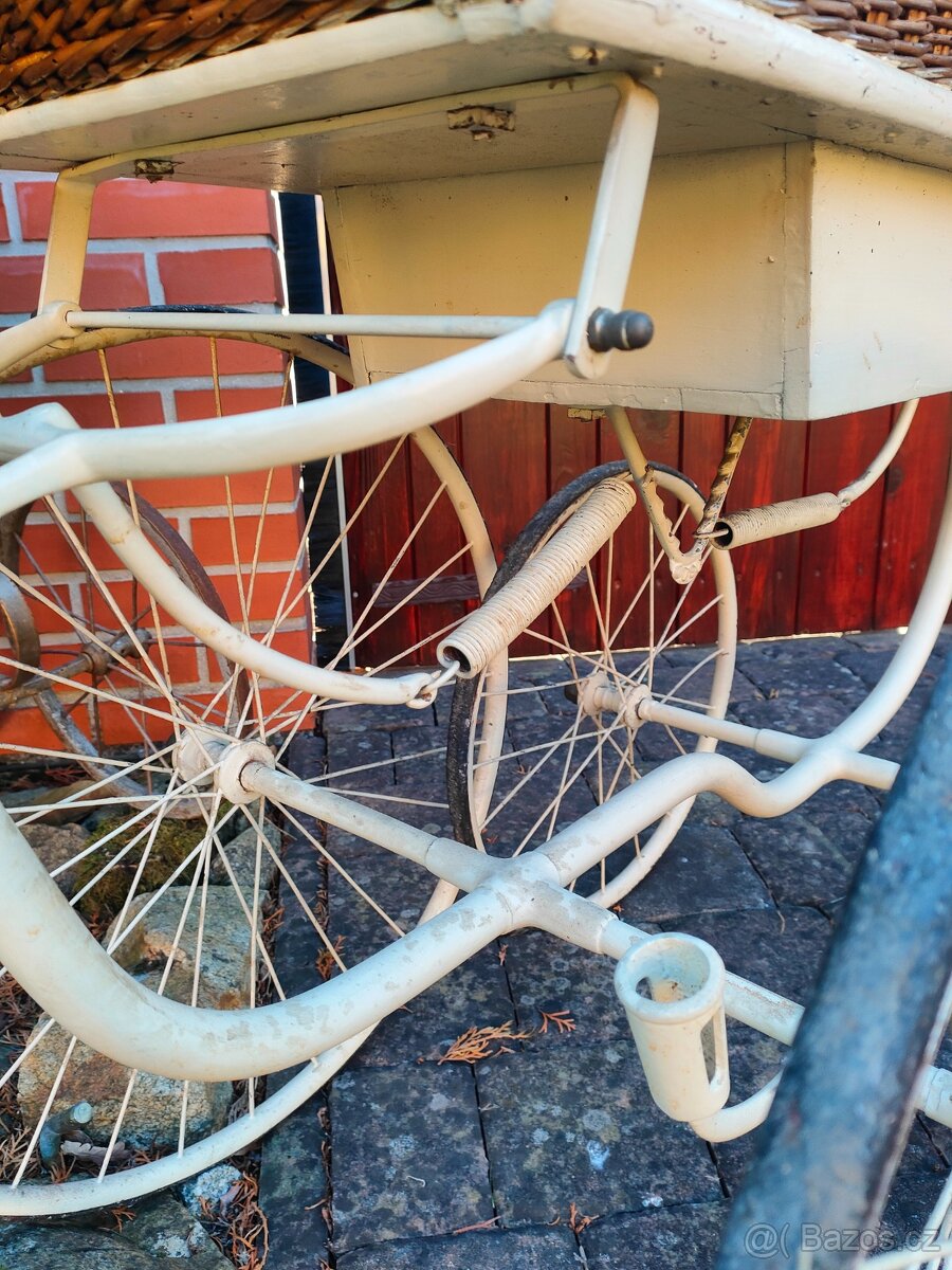 Starožitný kočárek pro miminko č. 599 - 19