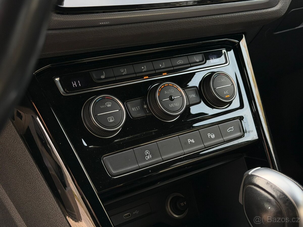 Volkswagen Touran R-Line, 7 místný DSG - 19