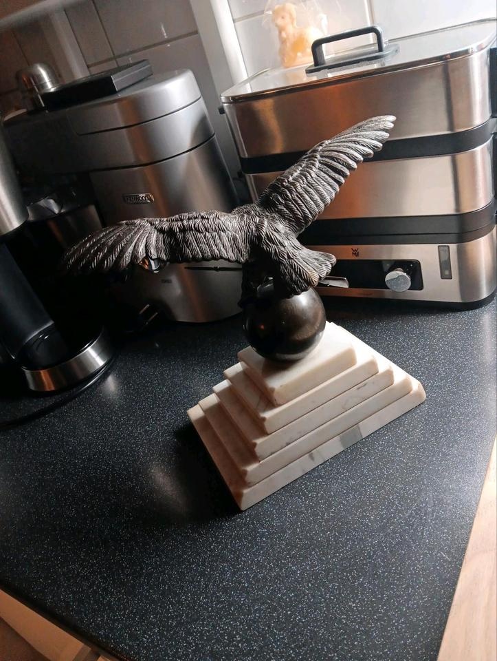 Bronzový orel na mramorovém podstavci – historická dekorace - 19