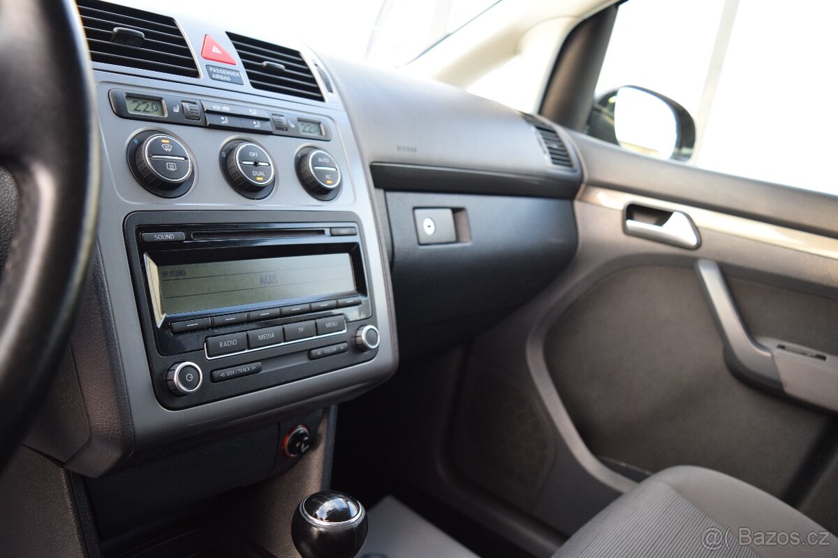 Volkswagen Touran 1.4 TSI 7MÍST VYHŘEV BOHATÁ VÝBAVA - 19