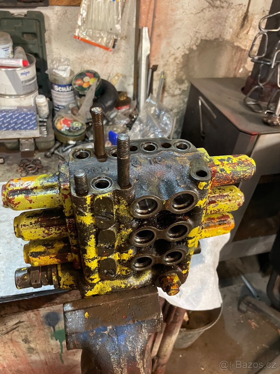 UNC 060 smykový nakladač - 19