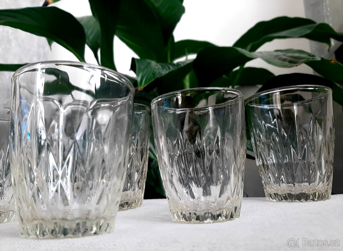 Skleněné poháry, misky, sklenice na kávu a jiné.. - 19