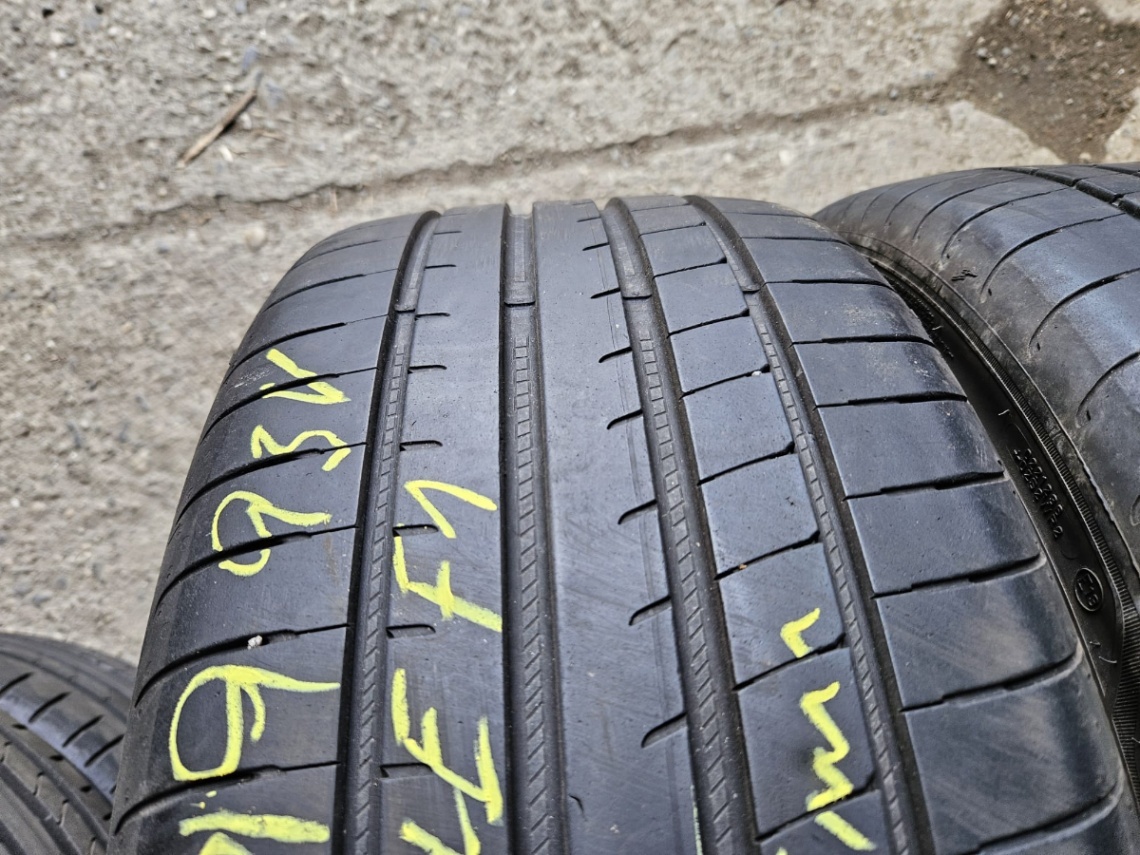 225/40R19 - 19