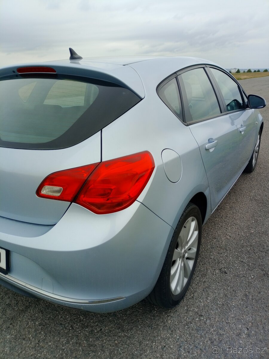 Opel Astra J 1.4i 74kW první majitel najeto pouze 53tis.km - 19