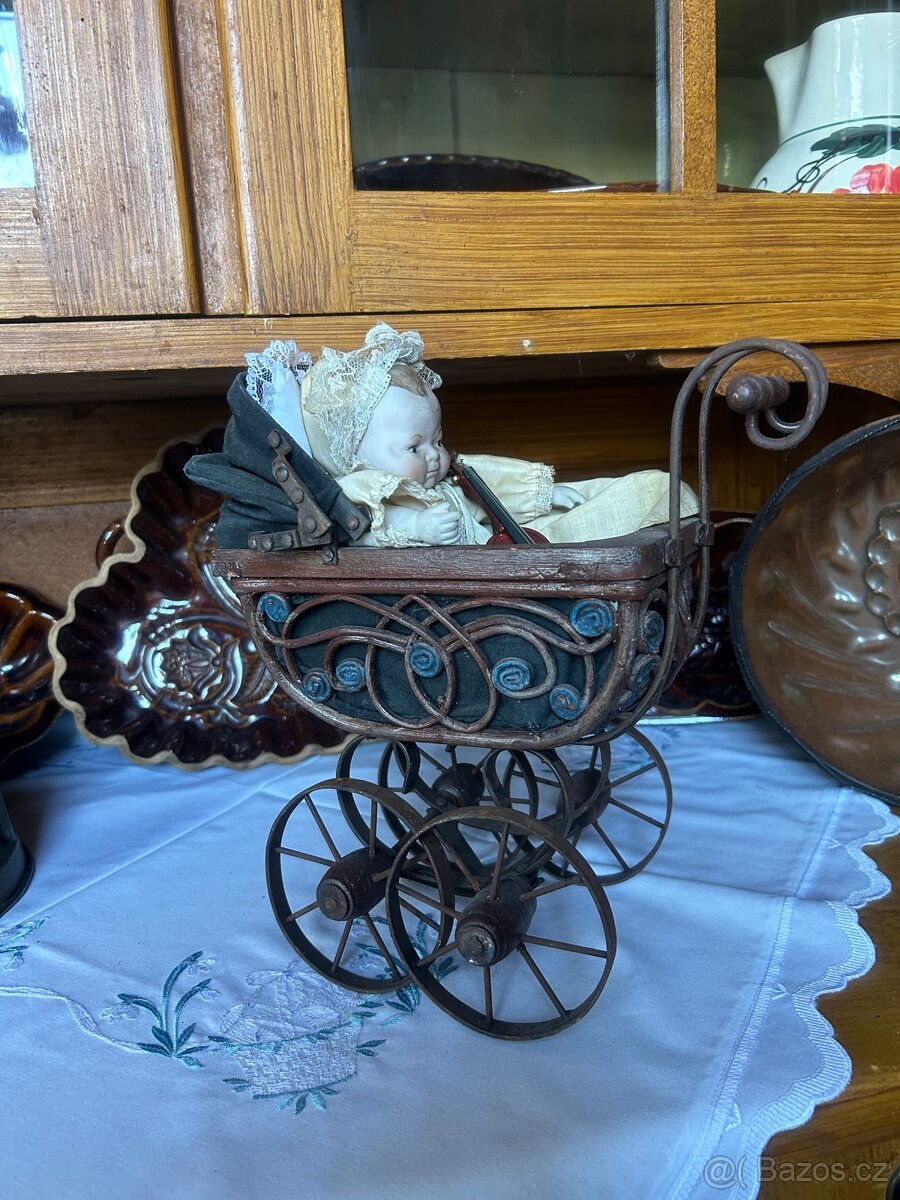 Sběratelský komplet – kočárek + porcelánová panenka - 19