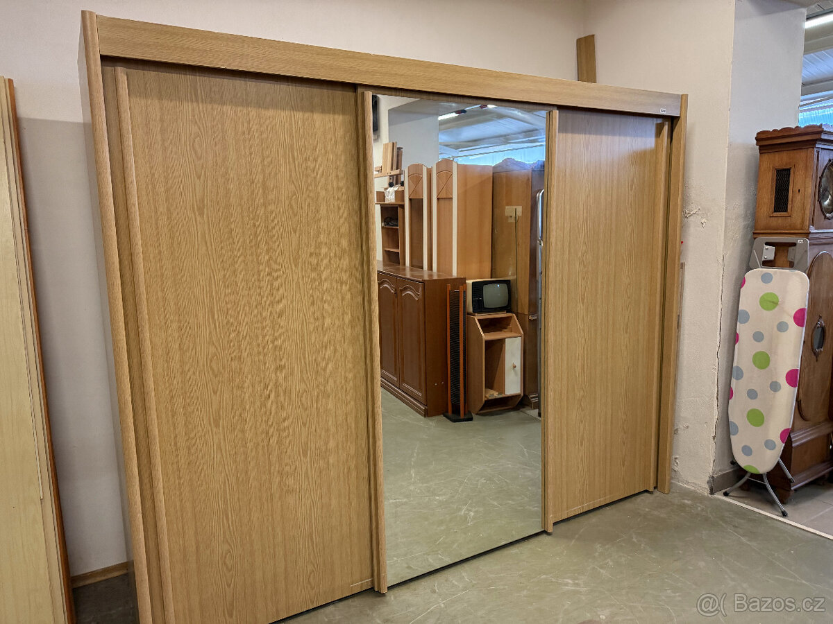 Třídveřová velká šatní skříň s posuvnými dveřmi - 19