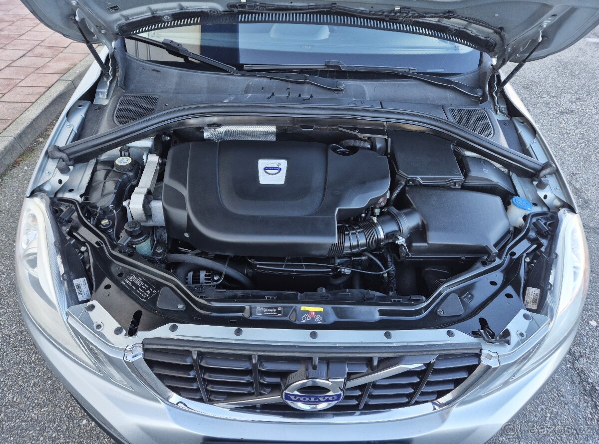 VOLVO XC60 2.4D 5 VÁLEC 4x4 MANUAL 1 MAJITELKA PARK SENZORY - 19