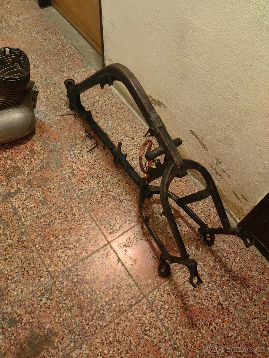 Jawa perak zbrojovka rám a motor - 19