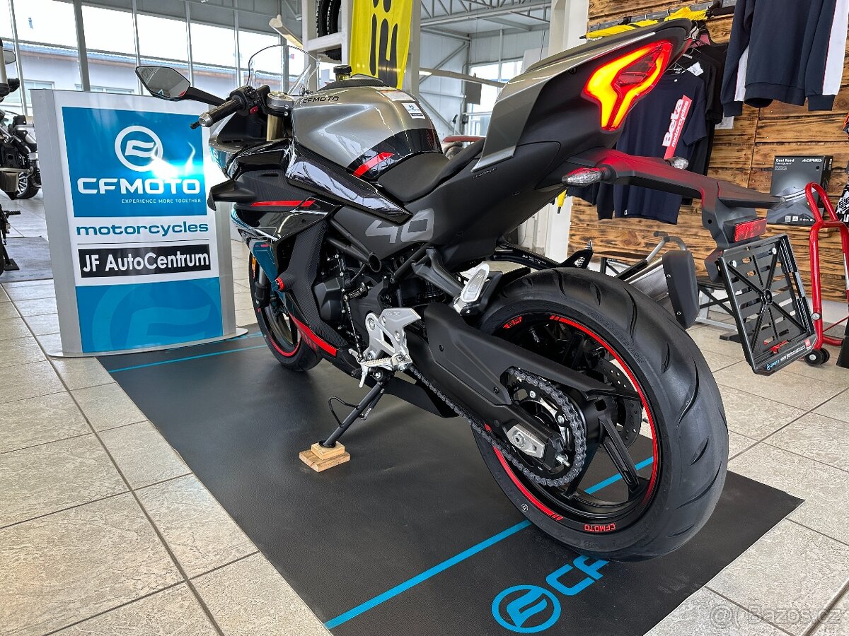 CFMOTO 450SR 25 bílá/černá - obě skladem AKCE helma - 19