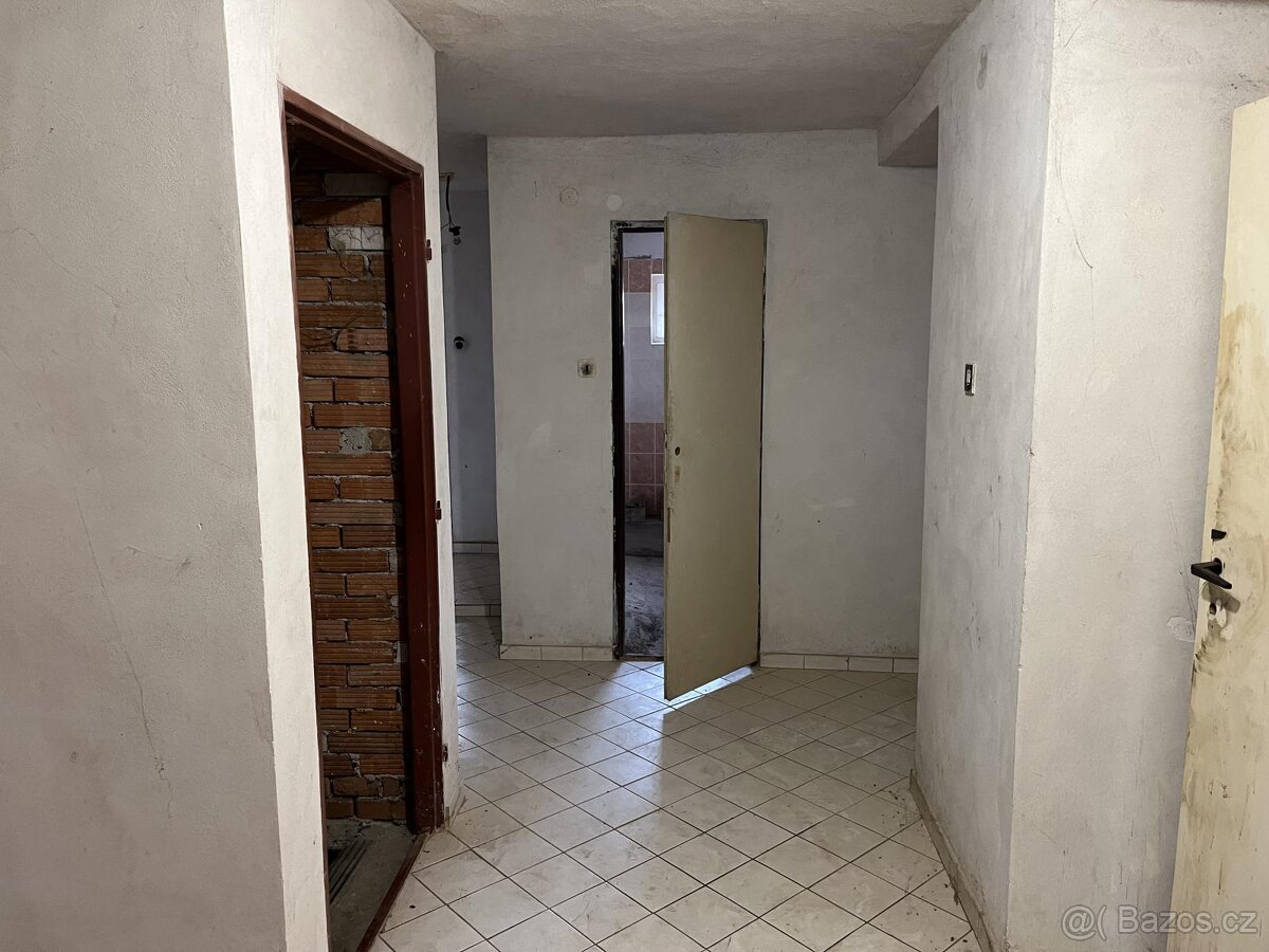 Prodej RD dvě bytové jednotky, prostorná dvou garáž s pozemk - 19