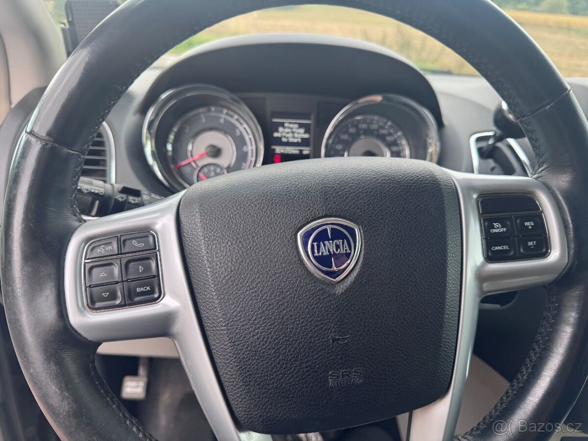 Lancia Voyager 3,6 Platinum LPG 2x DVD ČR 2013 TOP AUTO - 19