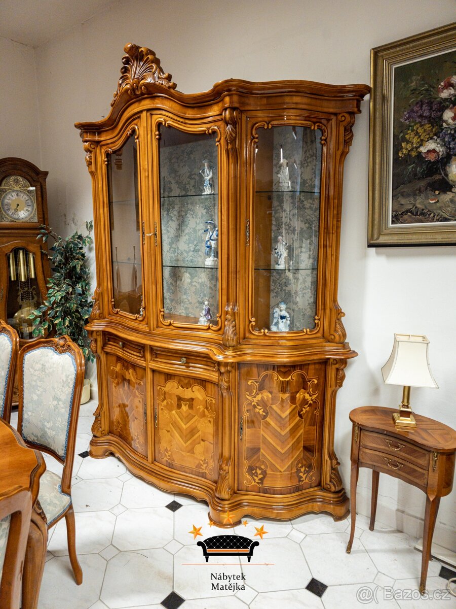 Luxusní barokní jídelní set – stůl + 6 židlí + velká vitrína - 19