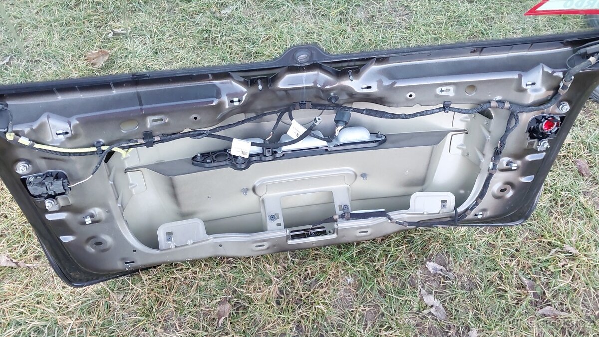 VW GOLF Plus – DVEŘE KUFR ČERNÁ LC9Z - 19