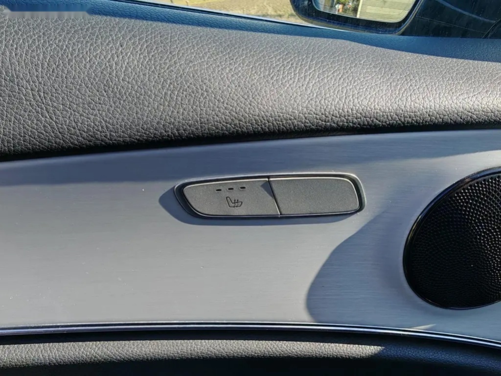 Mercedes-Benz Třídy E, E300de,Panorama,Tažné - 19