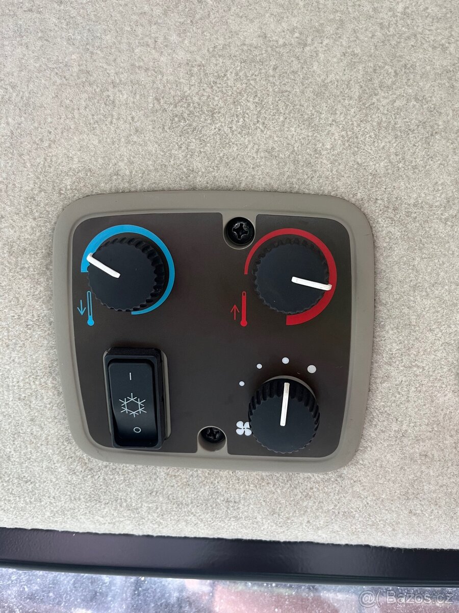 John Deere 4052R - 19