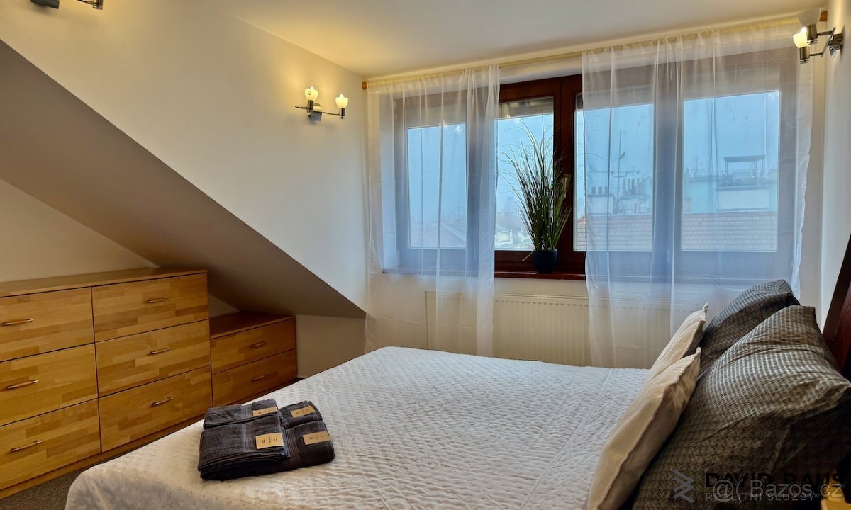 Pronájem zařízeného podkrovního bytu 1+kk (61m²), ul. Gorkéh - 19