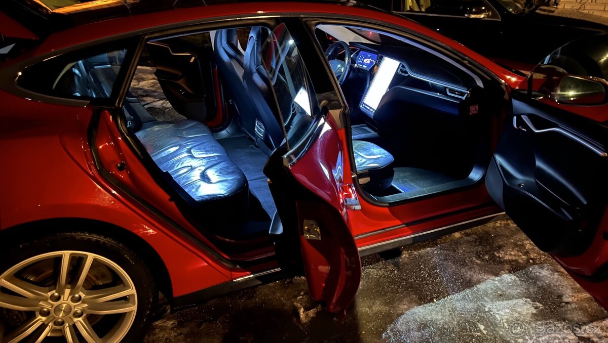 Tesla Model S85 El.Panorama Kuze Vzd.podvozek barva RedMult - 19