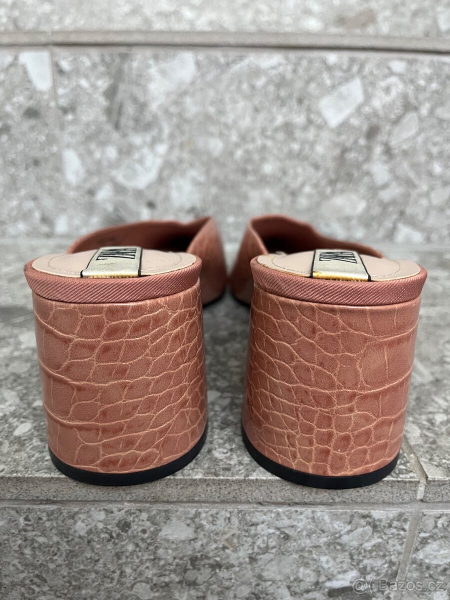 7 párů bot 40 - 19