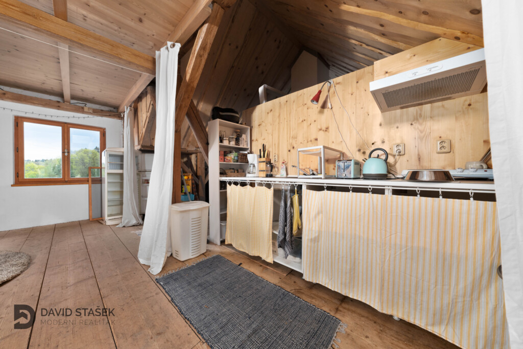 Prodej obrovského domu s různými způsoby využití hned nad Pa - 19