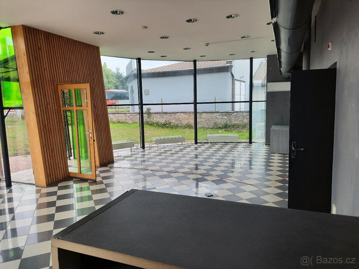 Prosklená prodejna se skladem v Kolíně - 19