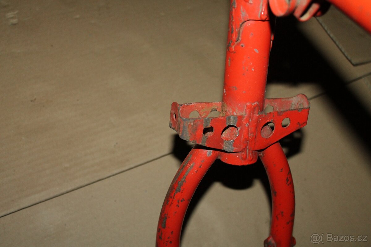 ČZ 125/519 Rám, nádrž , molitan sedla a další díly - 19