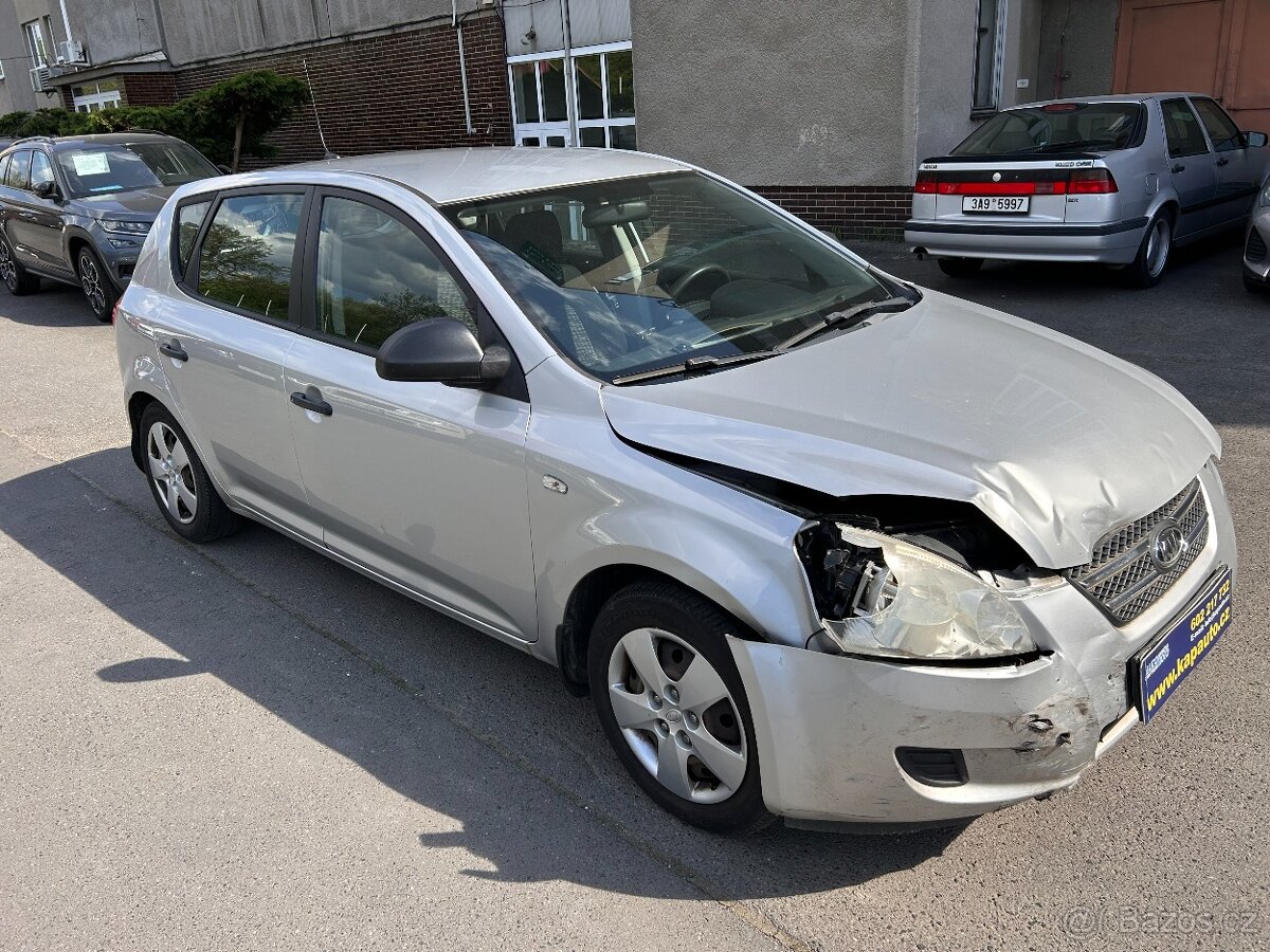 Kia Ceed 1.4 16V, ČR - havarovaný - 19