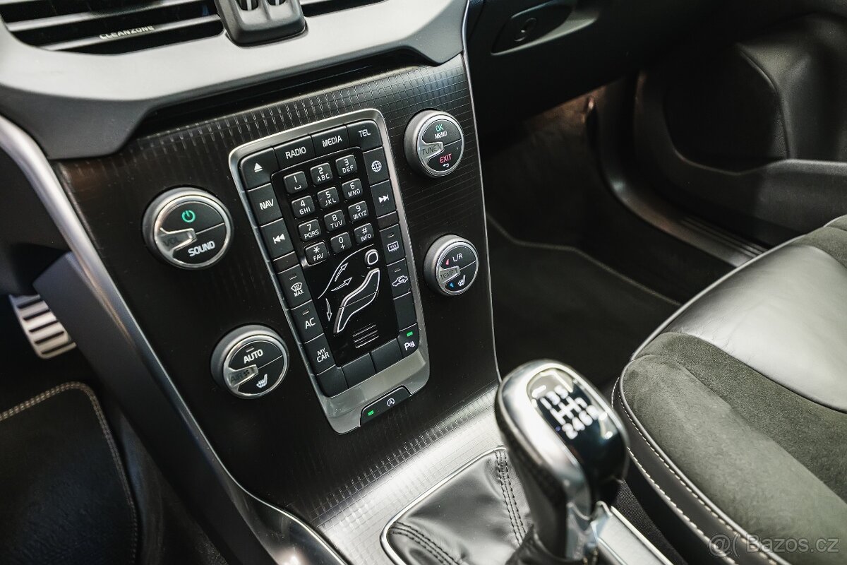 Volvo V40 2018 D3 110kW R-design nez.topení,LED,tažné zař. - 19