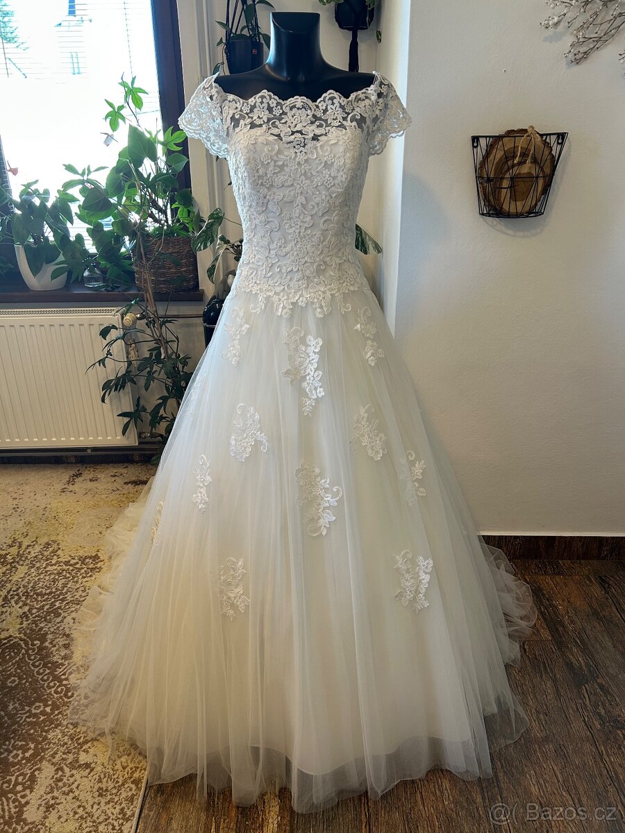 Svatební šaty, víc druhů - 19