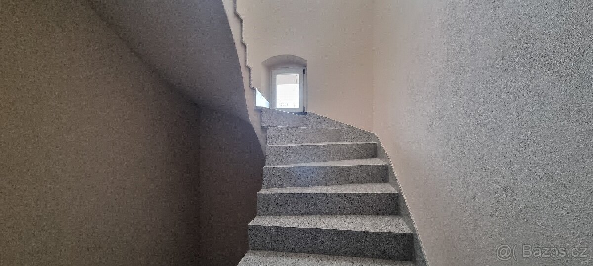 strojní omítání, vápenocementové a sádrové a vnější omítky - 19