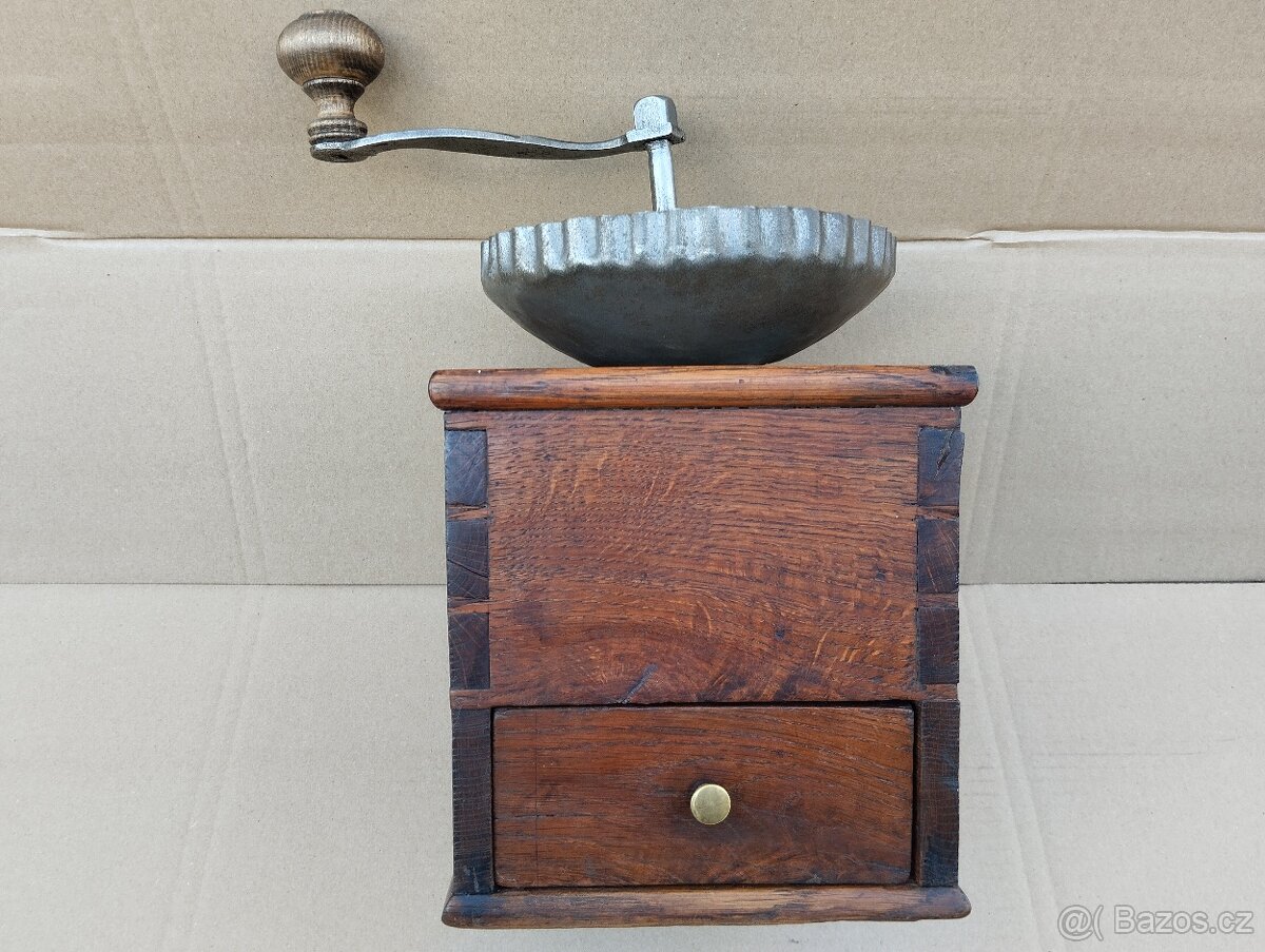 Obrovský velice zajímavy a velmi starý mlýnek na kávu - 19