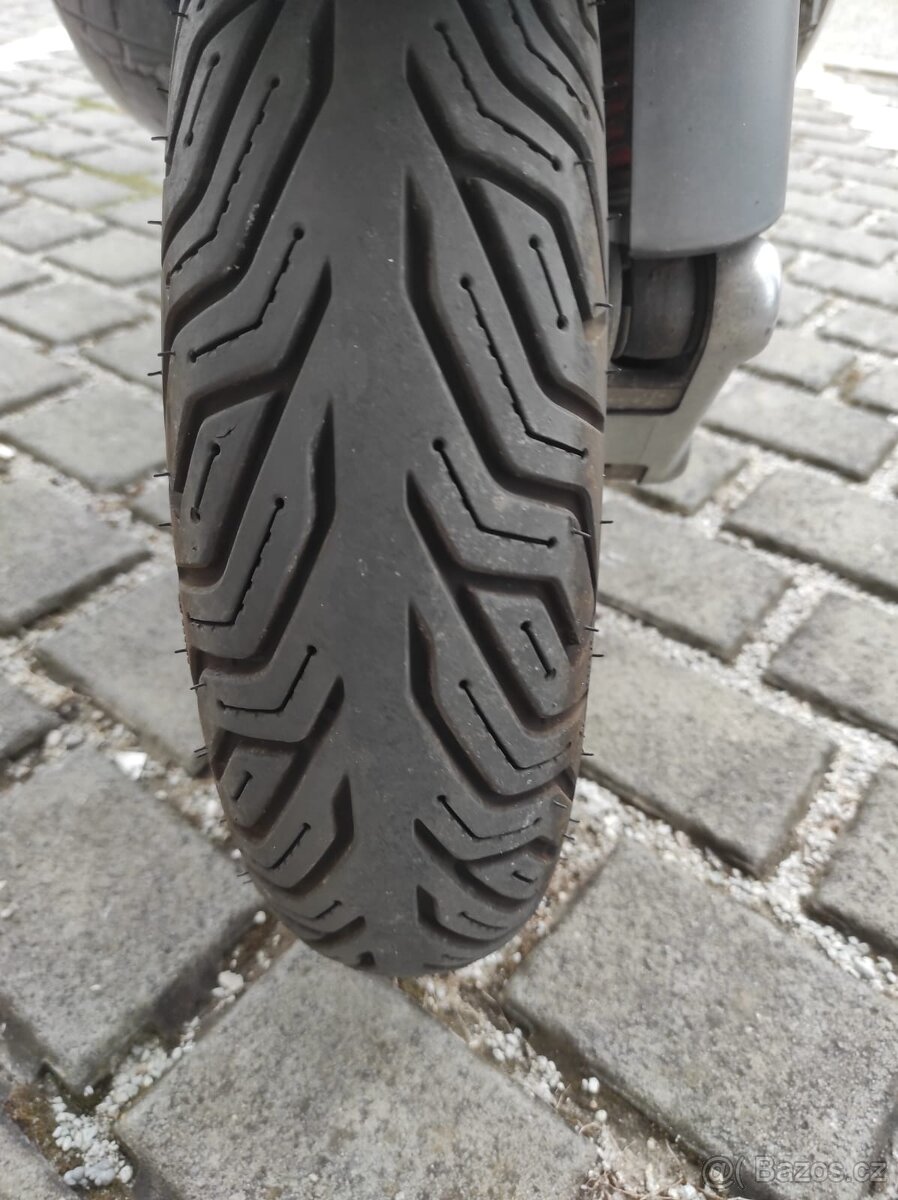 Vespa GTS 300 i.e. (2013) pěkná + doplňky + komplet servis - 19