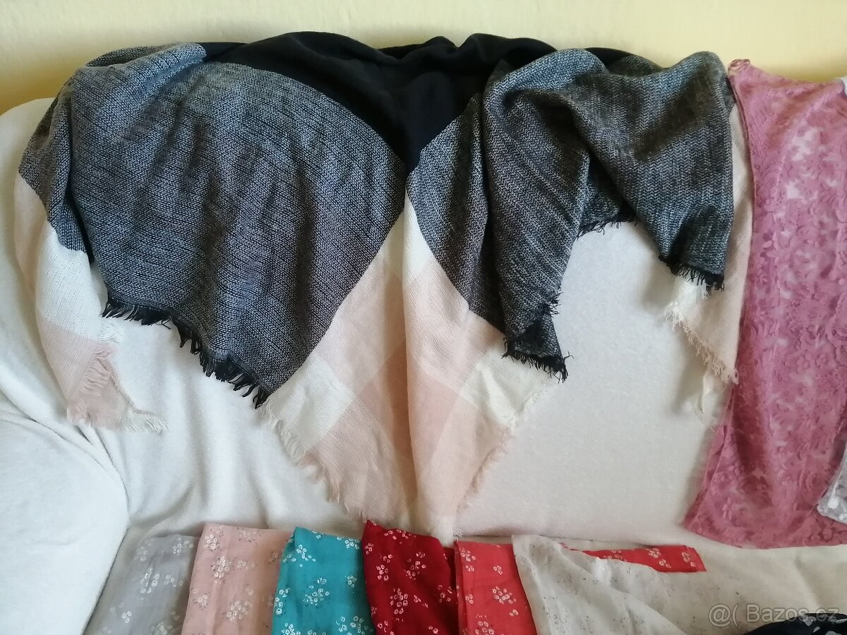 Prodám 54ks oblečení, převážně NOVÉ vel. S - 19