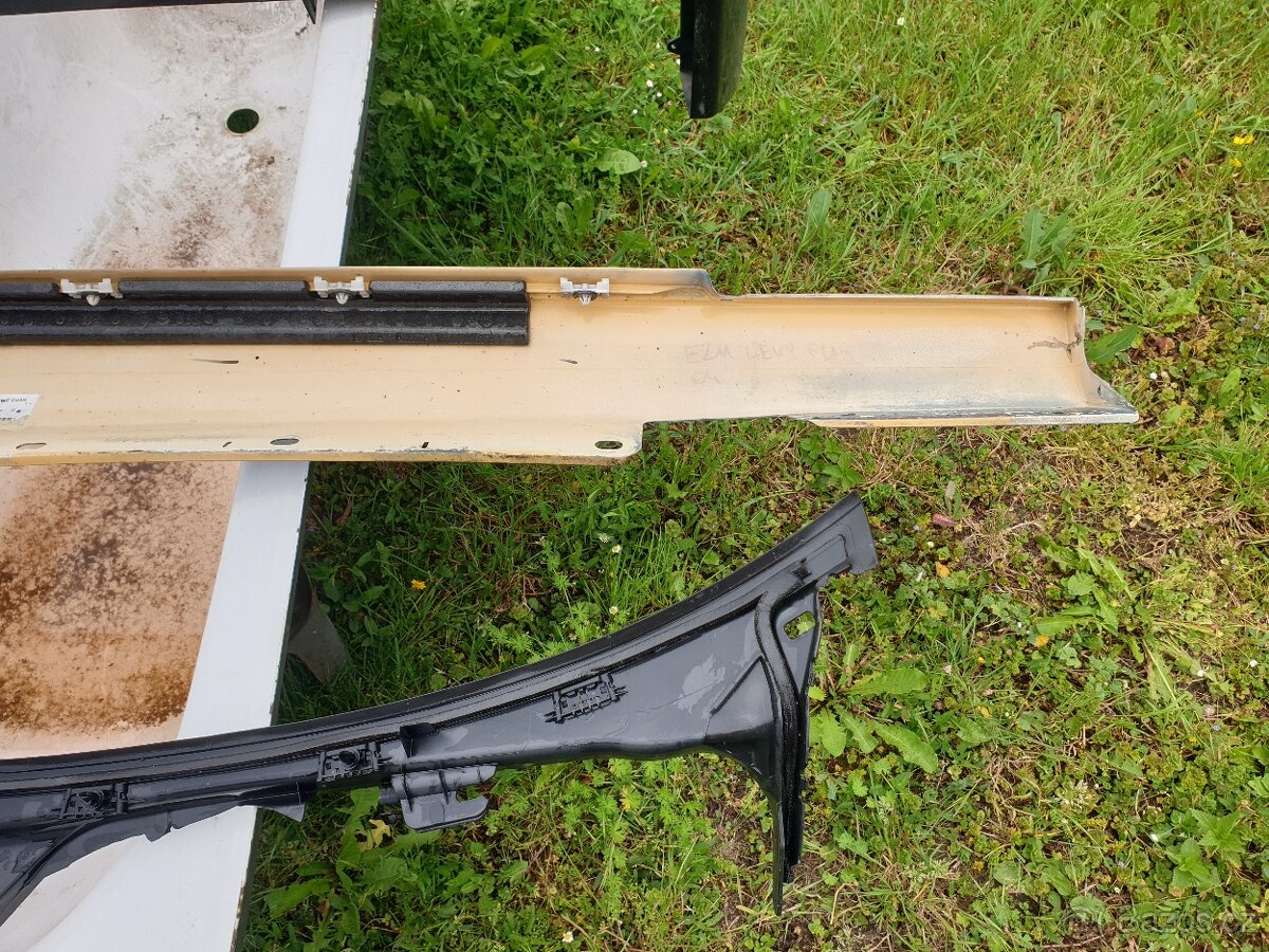 Mercedes w211 maska ohořelá1000, plastový levý prah1500kč - 19