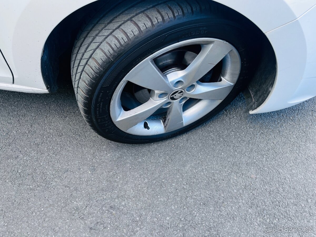 ŠKODA RAPID 1.2 Tsi BENZÍN DIGIKLIMA , ALU KOLA, VYHŘEV SED - 19