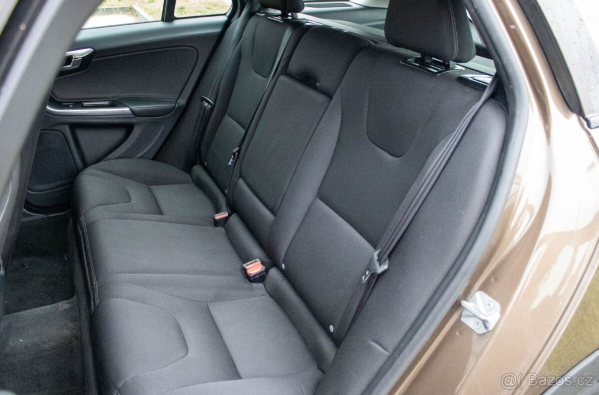 VOLVO V60 Cross Country 2.0L 110kW MT/6 2017 - 19