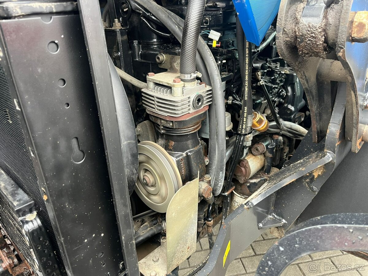 Traktor NEW HOLLAND TL 8O A - 19