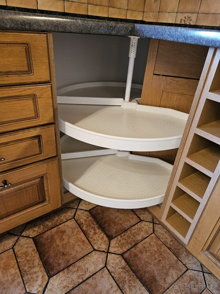 Krásná kuchyňská linka se spotřebiči - 19