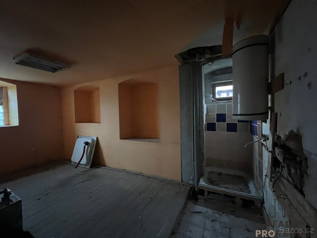 Prodej domu k rekonstrukci k podnikání nebo na bydlení ve Ve - 19