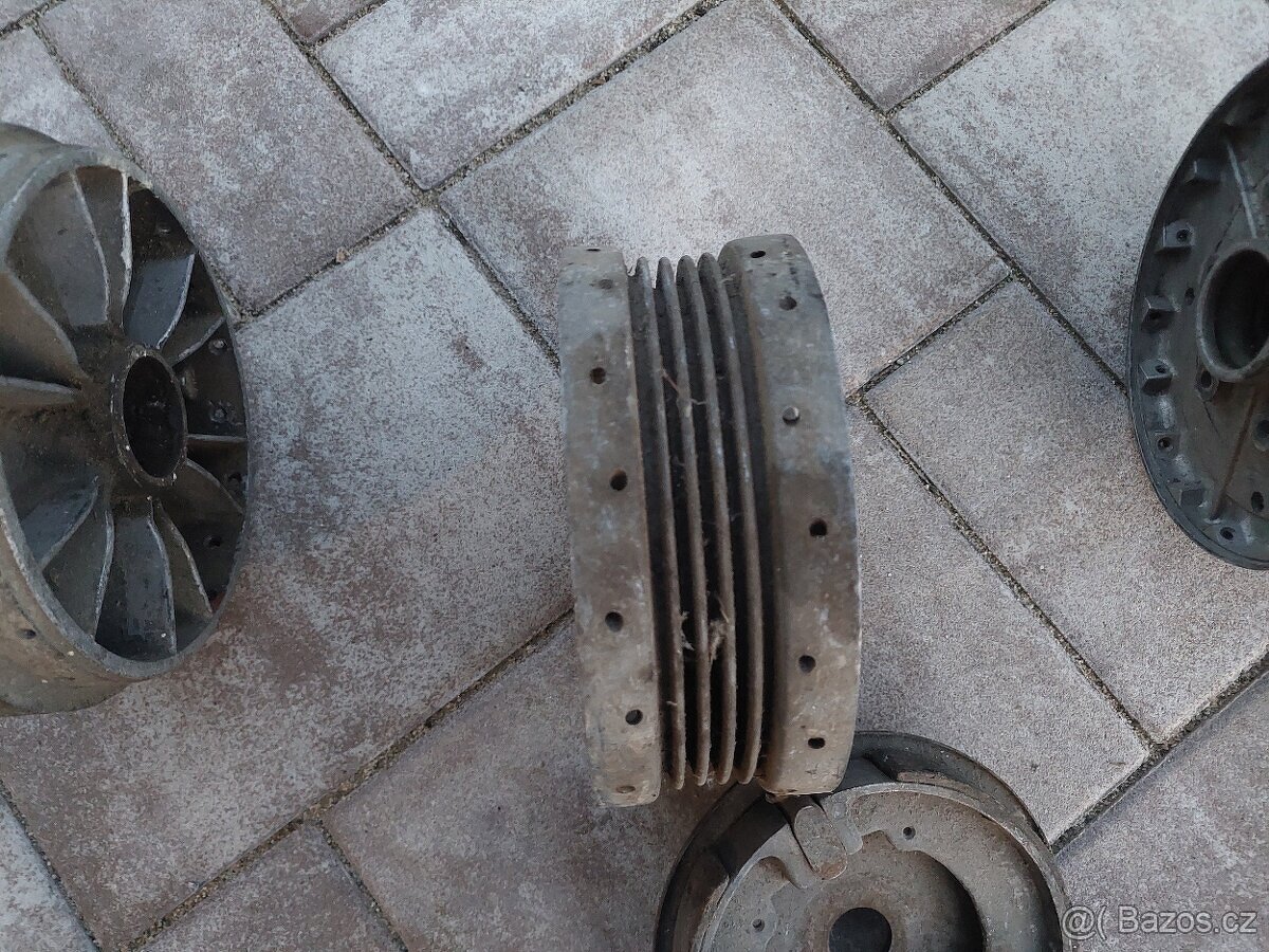 Jawa kyvacka - brzdovy štít, stred kola - 19