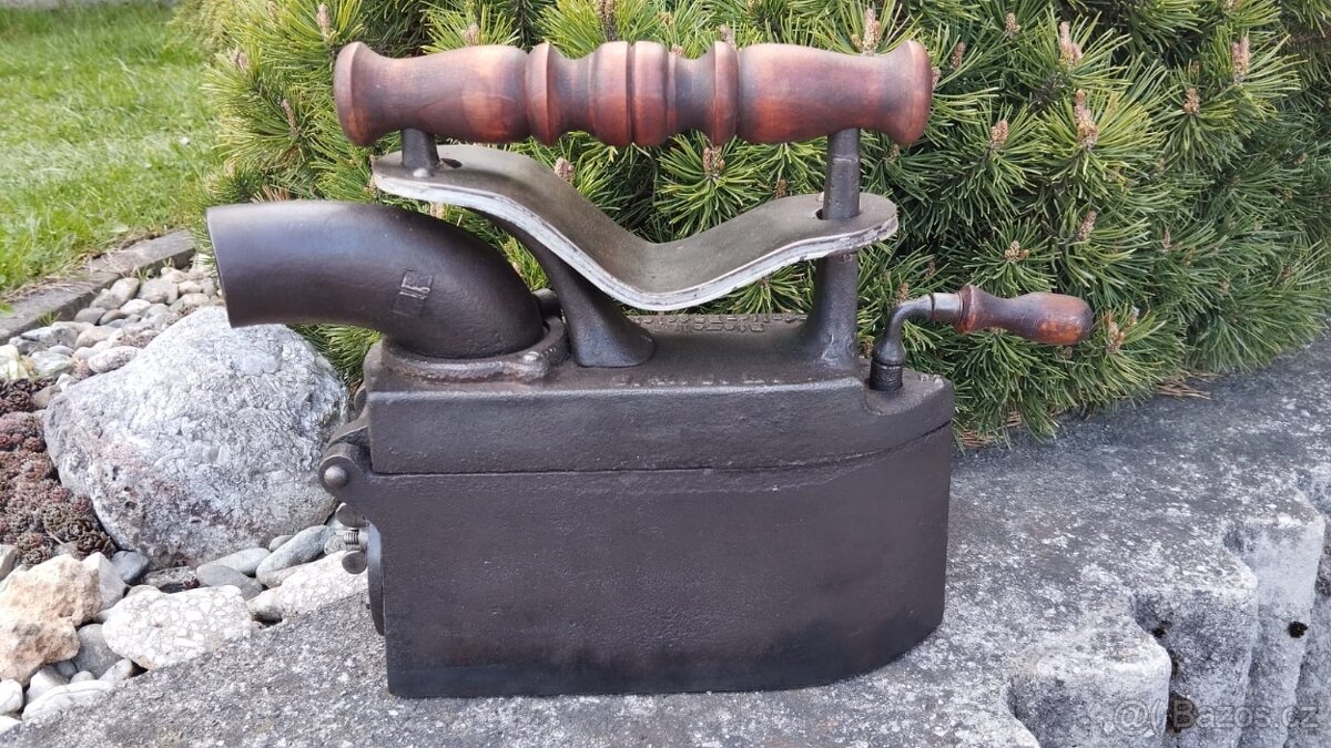 Obrovská komínová velmi stará sbírková žehlička D.R.G.M. - 19