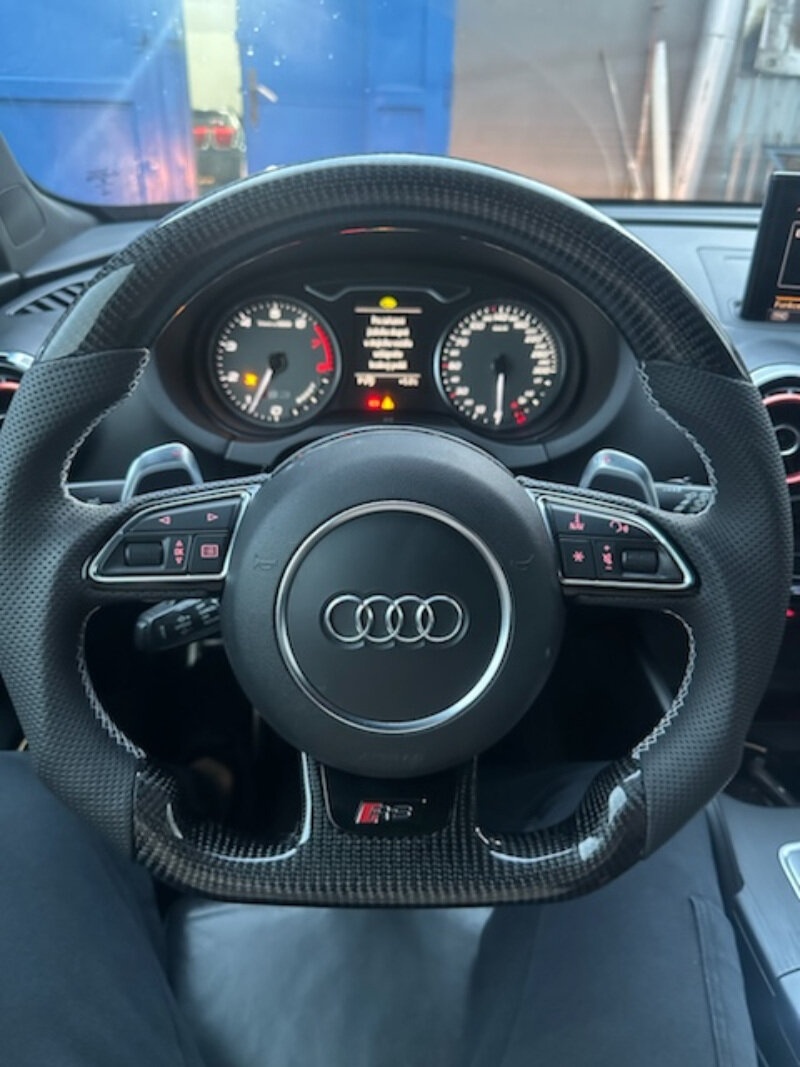 AUDI VOLANT KARBONOVY - zkoseny - karbon - perforovana kuže - 19