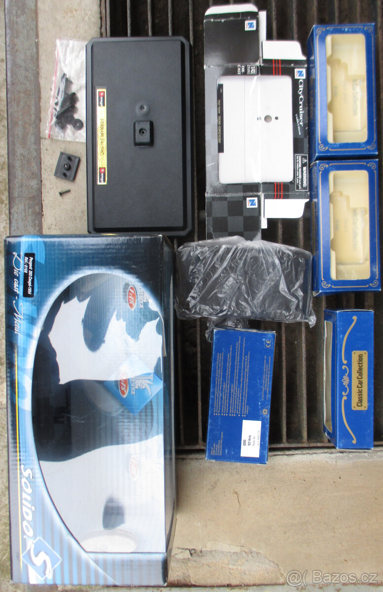 starší modely autíček auto kufr s dráhou motocykl formule aj - 19