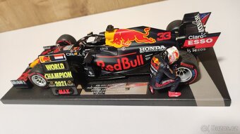 Max Verstappen 1:18 s figurkou - prvy titul Abu Dhabi 2021 - 19