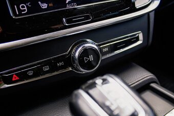 Volvo V90 D3 2.0L Momentum A/T sivá/šedá - 19