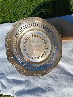 Sklo a porcelán, mosazná váza - 19