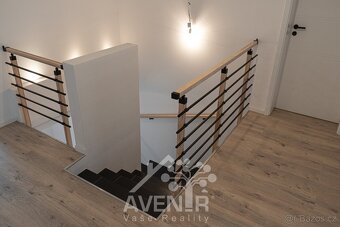 Prodej moderních rodinných domů ve výstavbě v klidném prostř - 19