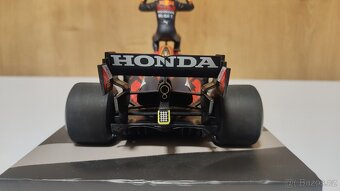 Max Verstappen 1:18 s figurkou - víťaz Monaco - 19