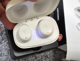 Přenosný bezdrátový reproduktor JVC XS-E622B černý - 19