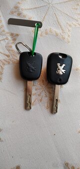 PEUGEOT 107 - TOP STAV - najeto poctivých 41.800km - 19